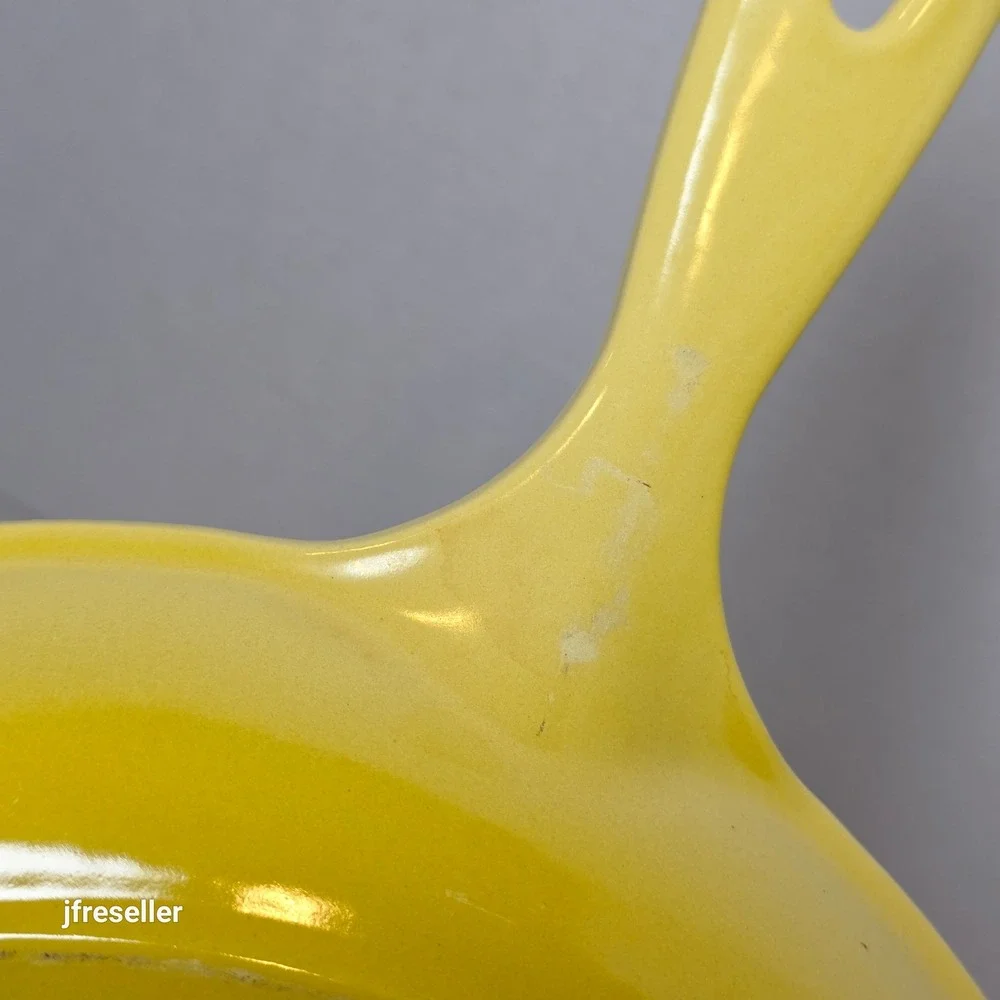 Le Creuset Yellow Enameled Cast Iron Skillet 10.5 Inch Frying Pan Pour Spouts